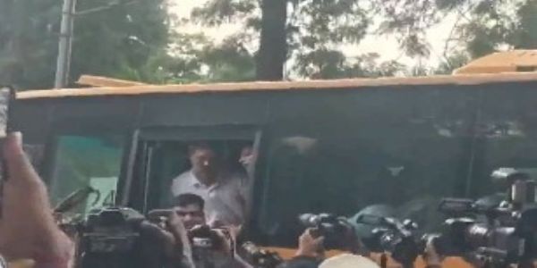 प्रधानमंत्री आवास के पास धरने पर बैठे राहुल और प्रियंका समेत कांग्रेस नेता हिरासत में लिए गए