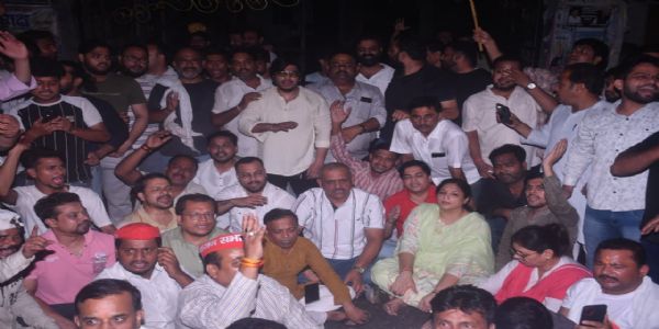 दिल्ली में अखिलेश यादव को पुलिस हिरासत में लेने से उप्र में सपा कार्यकर्ताओं ने किया विरोध प्रदर्शन