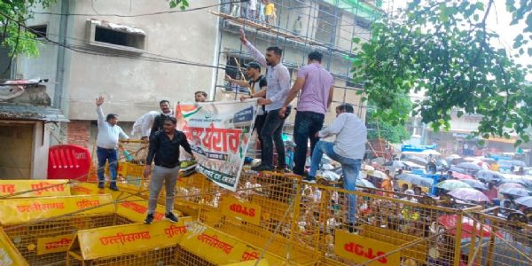 धमतरी : कांग्रेस पार्षद दल ने आबादी पट्टा -आवास योजना समेत 12 सूत्रीय मांगों को लेकर निगम कार्यालय का किया घेराव