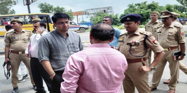 कांवड़ यात्रा के मद्देनजर डीएम व एसपी ने अलीगढ़-आगरा राष्ट्रीय राजमार्ग का किया स्थलीय निरीक्षण