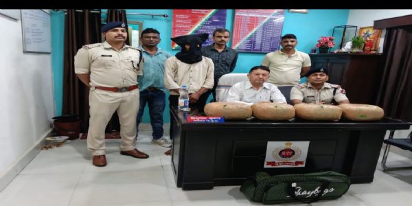 रांची रेलवे स्टेशन से 12 किलो गांजा के साथ एक तस्कर गिरफ्तार