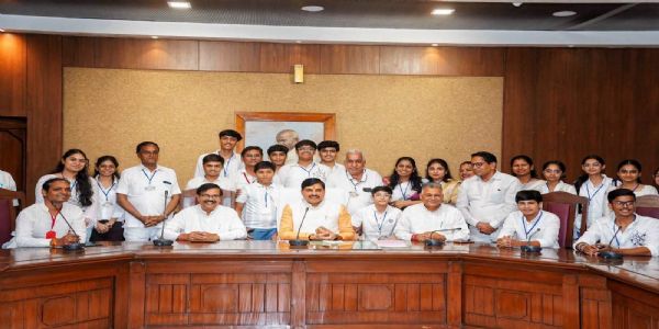 नागदा : जैन समाज के विद्यार्थियों ने विधानसभा की कार्यप्रणाली जानी, मुख्यमंत्री डॉ. मोहन यादव से किया संवाद