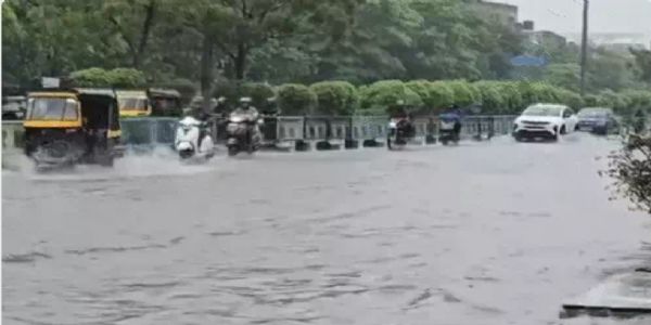 सूरत में देर रात से मूसलाधार बारिश, भेदवाड़ खाड़ी खतरे के निशान से ऊपर