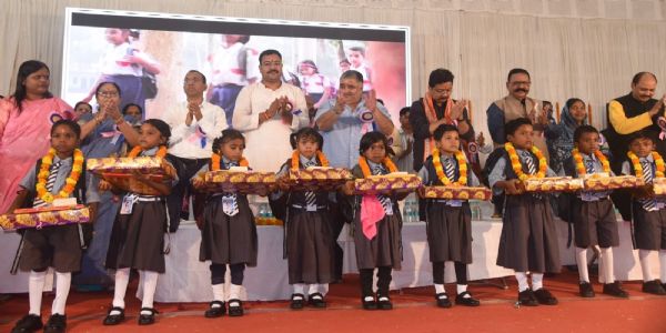 पाठ्यपुस्तक और साइकिल वितरण के साथ शिक्षकों एवं नवसाक्षरता अभियान के वॉलेंटियरों का हुआ सम्मान