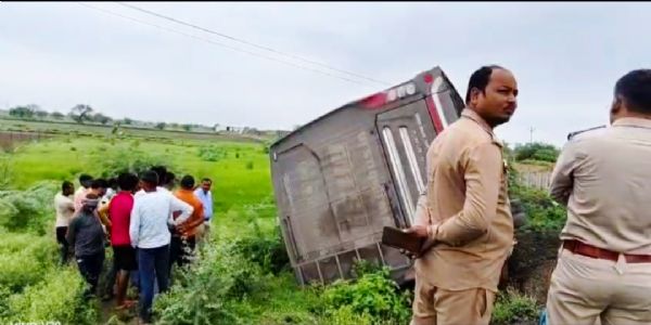 झांसी-कानपुर हाईवे पर यात्री बस पलटी, दो यात्री घायल