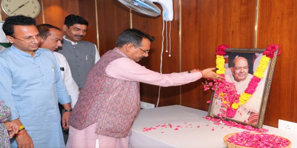 दिल्ली भाजपा ने पूर्व अध्यक्ष मांगे राम गर्ग की पुण्यतिथि पर श्रद्धांजली अर्पित की