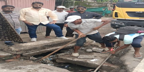 करबला टैंक रोड पर चला सफाई अभियान, जाम नाले की सफाई से बहाल हुई जल निकासी व्यवस्था