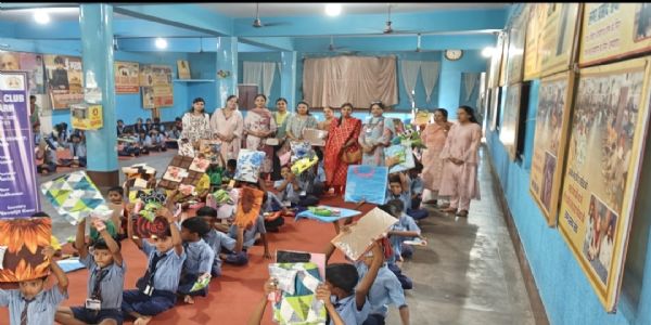 अनाथालय के बच्चों में इनर व्हील क्लब ने बांटी सामग्री