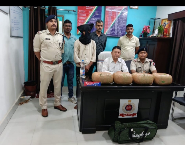 आरोपित की जानकारी देते आरपीएफ अधिकारी