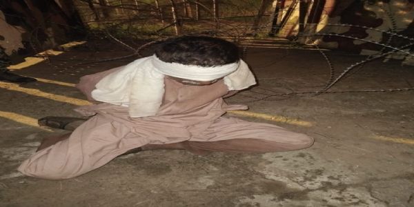 बीएसएफ ने अखनूर सेक्टर में इंटरनेशनल बॉर्डर (आईबी) पार करने की कोशिश कर रहे एक पाकिस्तानी नागरिक को पकड़ा बीएसएफ ने अखनूर सेक्टर में इंटरनेशनल बॉर्डर (आईबी) पार करने की कोशिश कर रहे एक पाकिस्तानी नागरिक को पकड़ा