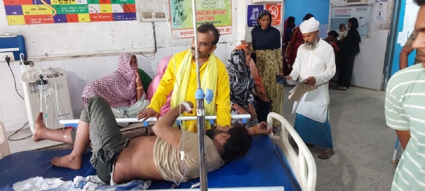 अररिया फोटो:घायल चालक अस्पताल में