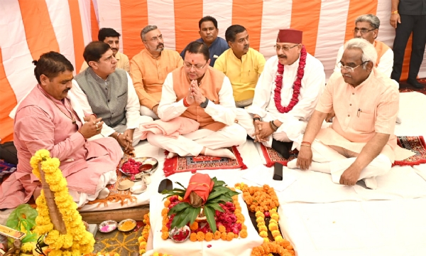 भूमि पूजन एवं शिलान्यास करते हुए सीएम धामी भूमि पूजन एवं शिलान्यास करते हुए सीएम धामी