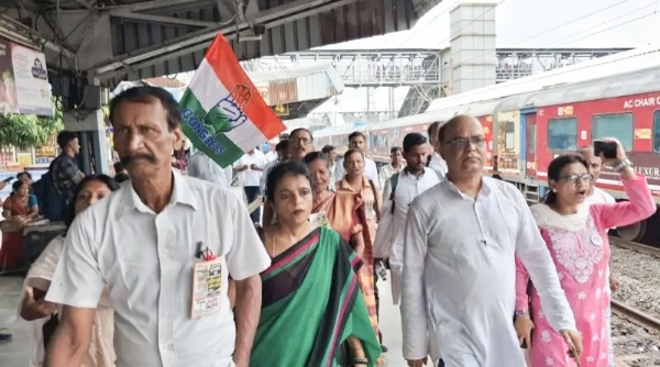 कोलकाता के लिए जाते कांग्रेस के जिला अध्यक्ष व कार्यकर्ता कोलकाता के लिए जाते कांग्रेस के जिला अध्यक्ष व कार्यकर्ता