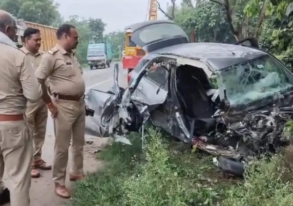 ट्रक और कार की भिड़ंत में महिला की मौत ट्रक और कार की भिड़ंत में महिला की मौत