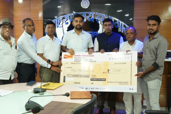 गुड सेमेरिटन योजना के तहत सम्मानित करते उपायुक्त एवं अन्य