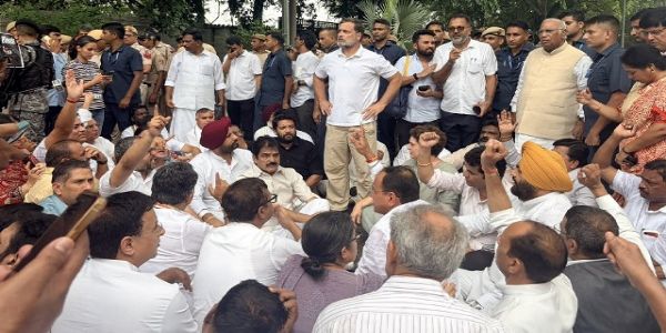 कांग्रेस अध्यक्ष मल्लिकार्जुन खरगे, लोकसभा में विपक्ष के नेता राहुल गांधी तथा अन्य नेता मंगलवार को लोक कल्याण मार्ग पर धरना देते हुए कांग्रेस अध्यक्ष मल्लिकार्जुन खरगे, लोकसभा में विपक्ष के नेता राहुल गांधी तथा अन्य नेता मंगलवार को लोक कल्याण मार्ग पर धरना देते हुए