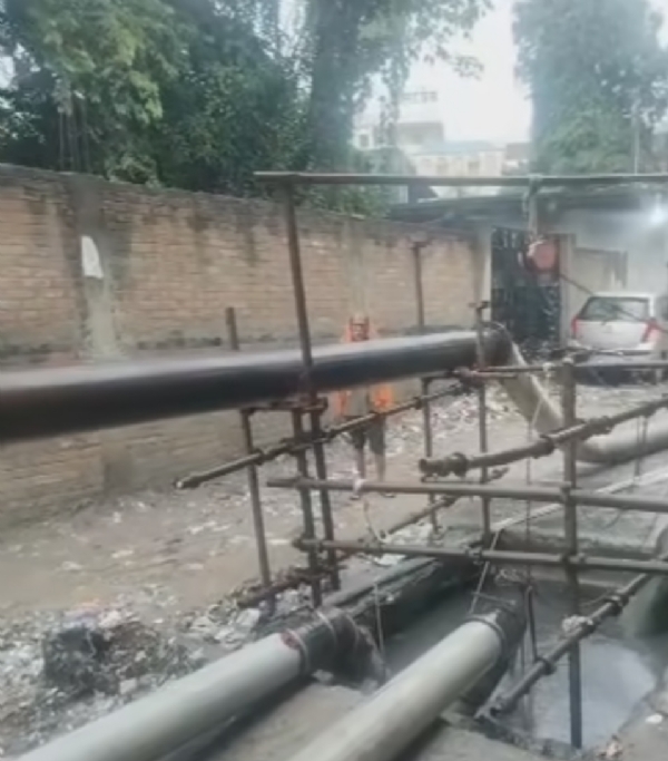 छपरा नगर निगम क्षेत्र में युद्धस्तर पर चल रहा जलनिकासी अभियान छपरा नगर निगम क्षेत्र में युद्धस्तर पर चल रहा जलनिकासी अभियान