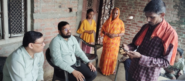निरीक्षण करते अधिकारी