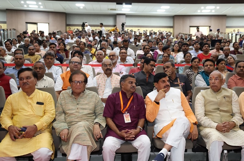 भोपाल में डॉ. हेडगेवार के जीवन और कार्यों पर केंद्रित महानाट्य का मंचन को देखते हुए अतिथि भोपाल में डॉ. हेडगेवार के जीवन और कार्यों पर केंद्रित महानाट्य का मंचन को देखते हुए अतिथि