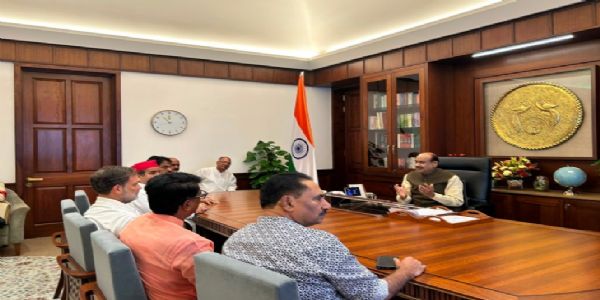 नीट-यूजी पेपर लीक, परीक्षा संकट और छात्रों पर कथित पुलिस कार्रवाई के मुद्दे पर चर्चा की मांग को लेकर लोकसभा अध्यक्ष ओम बिरला से मुलाकात करते नेता प्रतिपक्ष राहुल गांधी और विपक्षी सांसद। नीट-यूजी पेपर लीक, परीक्षा संकट और छात्रों पर कथित पुलिस कार्रवाई के मुद्दे पर चर्चा की मांग को लेकर लोकसभा अध्यक्ष ओम बिरला से मुलाकात करते नेता प्रतिपक्ष राहुल गांधी और विपक्षी सांसद।