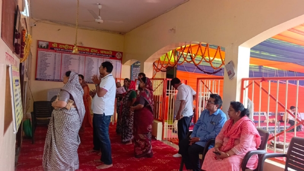 जनकपुरी धाम (गोशाला भवन) में दर्शन पूजन के लिए पहुंच रहे श्रध्दालु। जनकपुरी धाम (गोशाला भवन) में दर्शन पूजन के लिए पहुंच रहे श्रध्दालु।
