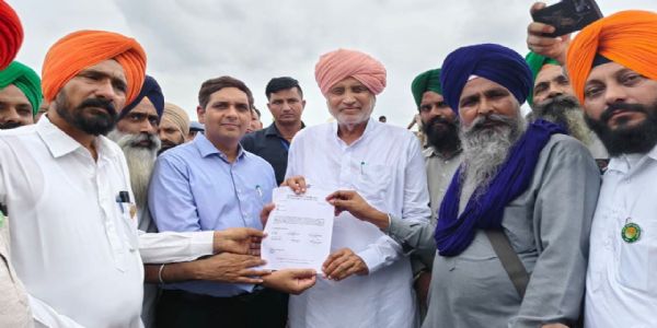 हरियाणा के कृषि मंत्री श्याम सिंह राणा को मांग पत्र देते हुए किसान आगू हरियाणा के कृषि मंत्री श्याम सिंह राणा को मांग पत्र देते हुए किसान आगू