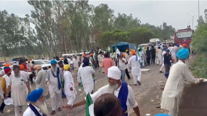 शंभू बॉर्डर से वापस लौटते हुए किसान शंभू बॉर्डर से वापस लौटते हुए किसान