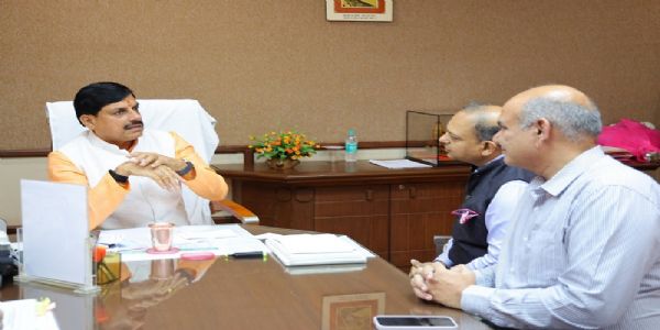 मुख्यमंत्री से निवेश को लेकर बातचीत करते हुए श्याम सेल एंड पॉवर कम्पनी के पदाधिकारी मुख्यमंत्री से निवेश को लेकर बातचीत करते हुए श्याम सेल एंड पॉवर कम्पनी के पदाधिकारी