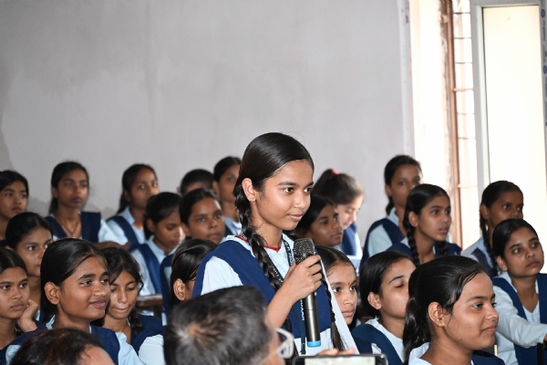 डीएम एसपी से सवाल करती बच्चियों