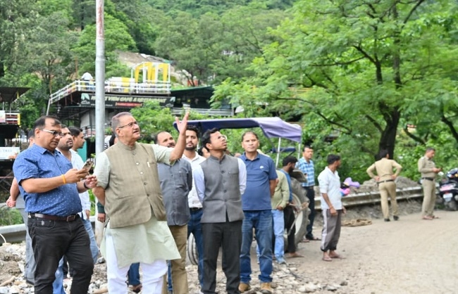कैबिनेट मंत्री गणेश जोशी अतिवृष्टि के कारण देहरादून-मसूरी मुख्य मार्ग पर पानी वाले बैंड के समीप क्षतिग्रस्त हुए हिस्से का स्थलीय निरीक्षण करते हुए।
