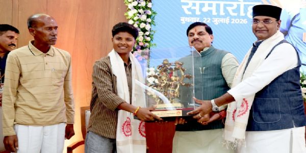 मुख्यमंत्री निवास पर क्रांति गौड़ का सम्मान करते हुए मुख्यमंत्री