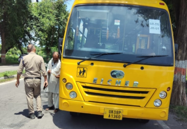 स्कूल बस की चेकिंग करते हुए