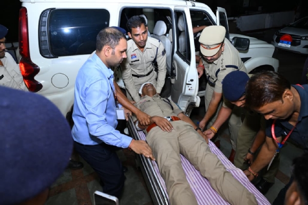 घायल पुलिस जवान को इलाज हेतु अस्पताल ले जाते हुए घायल पुलिस जवान को इलाज हेतु अस्पताल ले जाते हुए