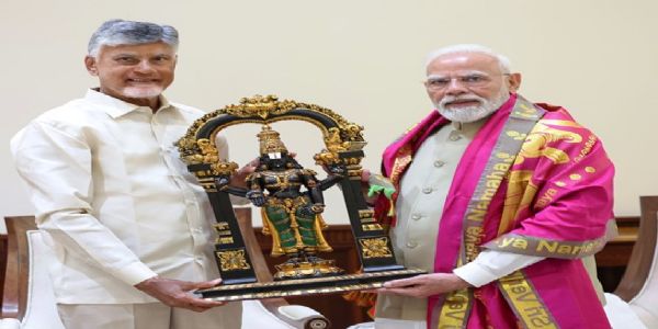 आंध्र प्रदेश के मुख्यमंत्री एन. चंद्रबाबू नायडू बुधवार को संसद भवन में प्रधानमंत्री नरेन्द्र मोदी से मुलाकात के दौरान आंध्र प्रदेश के मुख्यमंत्री एन. चंद्रबाबू नायडू बुधवार को संसद भवन में प्रधानमंत्री नरेन्द्र मोदी से मुलाकात के दौरान