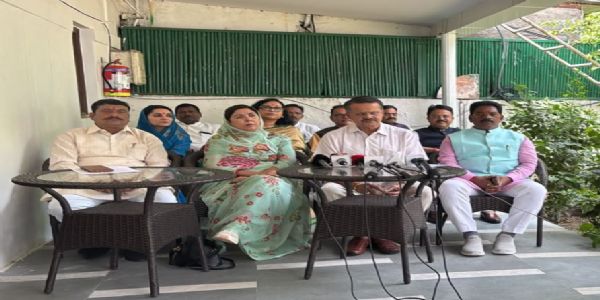 नई दिल्ली में आयोजित संयुक्त प्रेस वार्ता में वरिष्ठ भाजपा सांसद गण नई दिल्ली में आयोजित संयुक्त प्रेस वार्ता में वरिष्ठ भाजपा सांसद गण