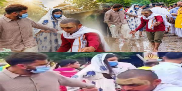 दर्शन के लिए जाते हुए विराट अैार अनुष्का दर्शन के लिए जाते हुए विराट अैार अनुष्का