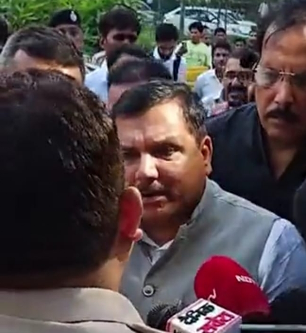 मेदांता अस्पताल के गेट पर सांसद संजय सिंह व अन्य सांसदों को रोकती पुलिस। मेदांता अस्पताल के गेट पर सांसद संजय सिंह व अन्य सांसदों को रोकती पुलिस।