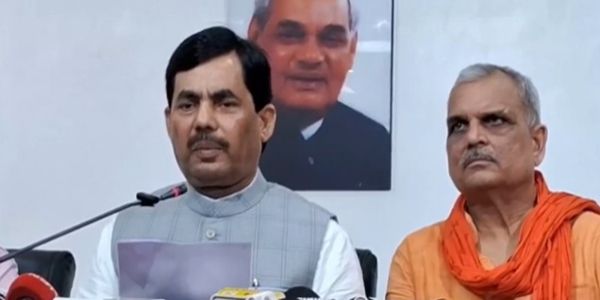 प्रेस को संबोधित करते सैयद शाहनवाज हुसैन प्रेस को संबोधित करते सैयद शाहनवाज हुसैन
