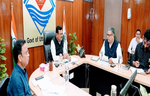 मुख्य सचिव आनंद बर्द्धन राष्ट्रीय शुद्ध वायु कार्यक्रम की संचालन समिति की सातवीं बैठक करते हुए।