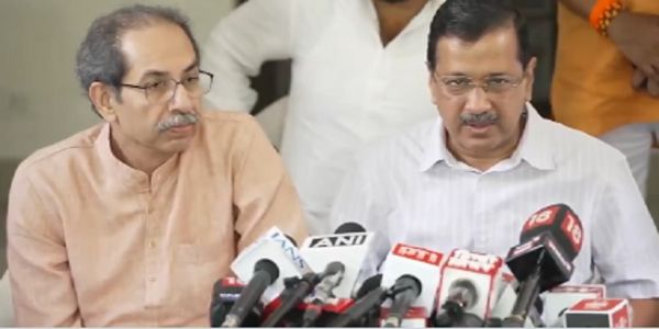 शिवसेना (यूबीटी) प्रमुख उद्धव ठाकरे और अरविंद केजरीवाल पत्रकार वार्ता को संबोधित करते हुए। शिवसेना (यूबीटी) प्रमुख उद्धव ठाकरे और अरविंद केजरीवाल पत्रकार वार्ता को संबोधित करते हुए।