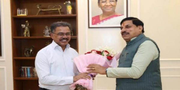 मुख्यमंत्री मोहन यादव के साथ अशोक बर्णवाल (फाइल फोटो) मुख्यमंत्री मोहन यादव के साथ अशोक बर्णवाल (फाइल फोटो)