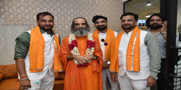 ईश्वर की कृपा, सेवा और सदाचार से ही मिलता है जीवन में सच्चा शिखर : कमलेश महाराज