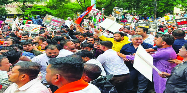 कांग्रेस देश में अराजकता फैलाने की कोशिश कर रही है : किरण देव