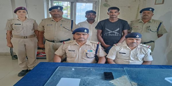 चलती ट्रेन में मोबाइल झपटने वाला गिरफ्तार, चोरी का मोबाइल खरीदने वाला दुकानदार भी दबोचा गया