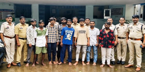 मारपीट कर ग्रामीण से लूट, अंतरजिला गिरोह के आठ आरोपित गिरफ्तार