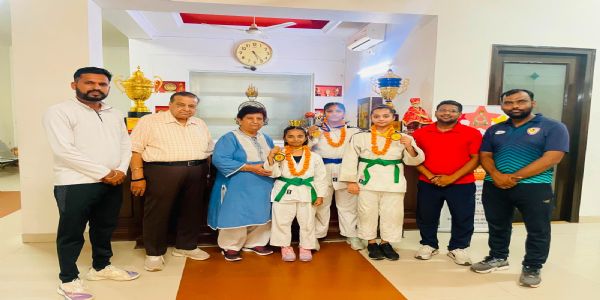 जूडो महाकुंभ स्टेट चैंपियनशिप में पदक जीत लौटे खिलाड़ियों का अभिनंदन