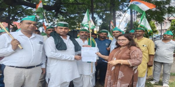 जंतर-मंतर में छात्रों पर लाठीचार्ज के विरोध में किसान एकता संघ का विराेध प्रदर्शन