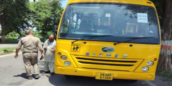 हरिद्वार में स्कूल वाहनों की जांच, 30 के किए चालान