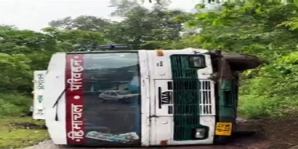मंडी के लड़भड़ोल में ब्रेक होने से पलटी एचआरटीसी की बस, सभी यात्री सुरक्षित