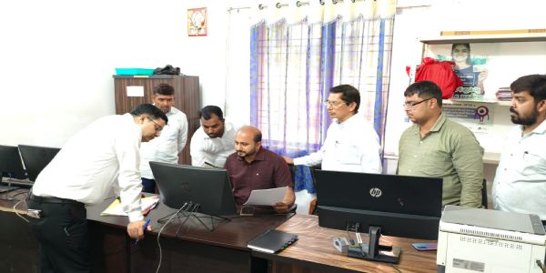 उपायुक्त ने किया गोला सीओ सहित सभी कर्मियों का किया वेतन बंद, एक निलंबित